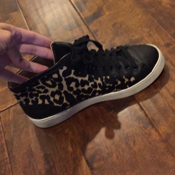 vionic leopard sneakers